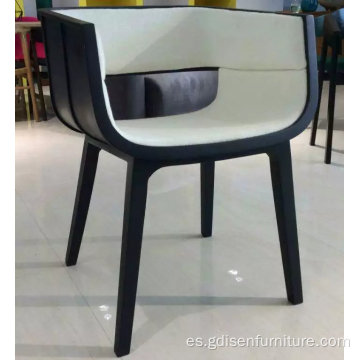 Heno una silla de comedor para uso de comedor